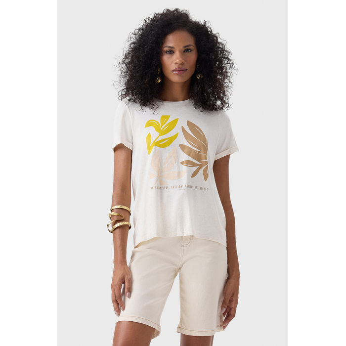 Blusa Flor de Lis Viscose Linho Manga Curta Estampa Folha Detalhe Escrita Bege