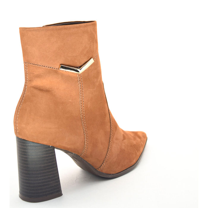 Bota Ramarim Nobuck Cano Curto Bico Fino Salto Grosso Aplicação Metal Caramelo