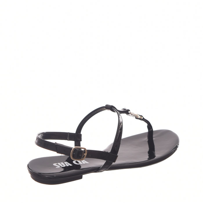 Sandália Rasteira Sua Cia Detalhe Pingente Logo Verniz Preta