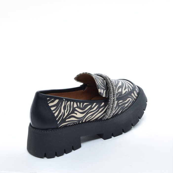 Sapato Mocassim Vizzano Cabedal Duas Tiras com Strass Estampa Zebra Salto Baixo Solado Tratorado Nud
