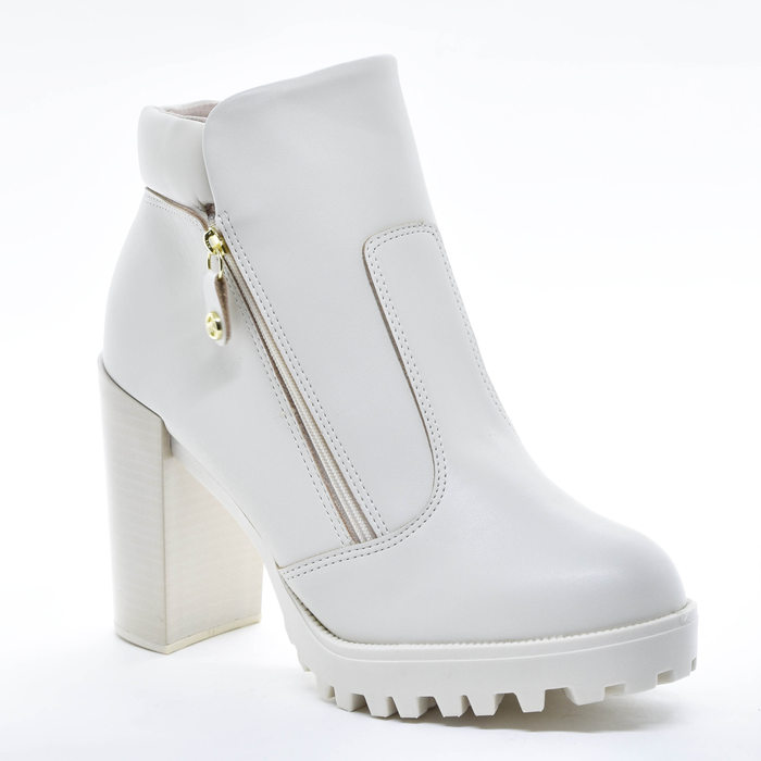 Bota Moleca Cano Curto com Recortes Lateral Ziper Solado Tratorado Salto Alto Grosso Amadeirado Off 