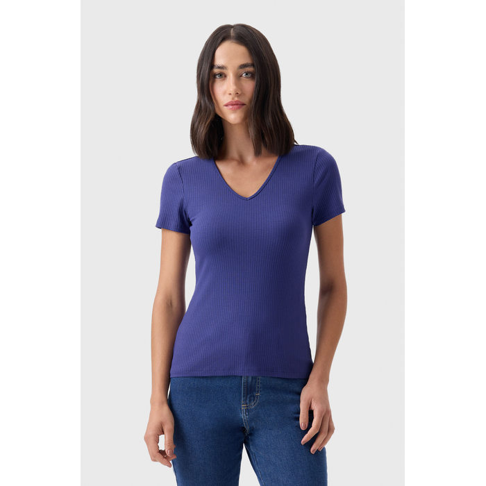 Blusa Flor de Lis Malha Canelada Decote V Manga Curta Aplicação Bordado Logo Azul