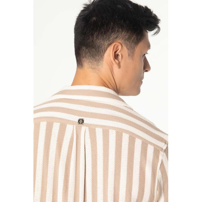 Camisa Dlz APE Maquinetada Gola Colarinho Manga Curta Estampa Listras Fechamento Botões Bege