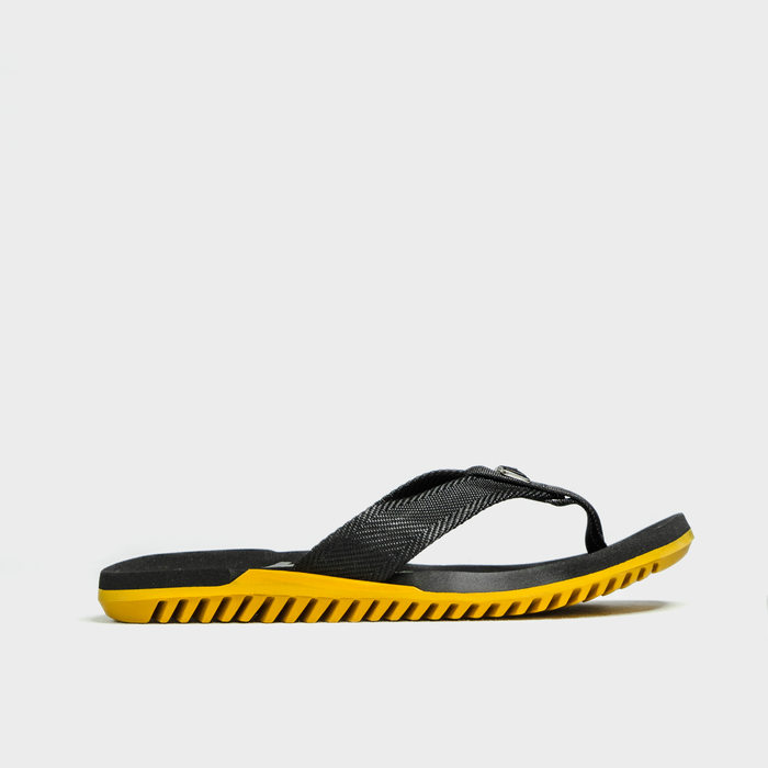 Chinelo Kenner NK6 Aplicação Metal Logo Preto e Amarelo