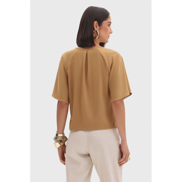 Blusa Flor de Lis PVE Gola Detalhe Drapeado Manga Curta 3/4 Lisa Bege