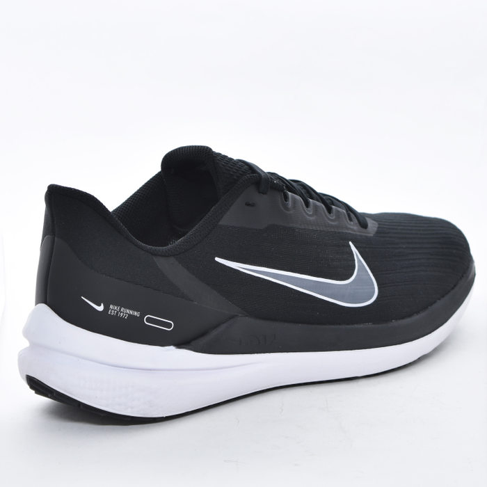 Tênis Nike Air Winflo 9 Cabedal Mesh Translúcido Aplicação Logo Solado Trabalhado Preto e Branco