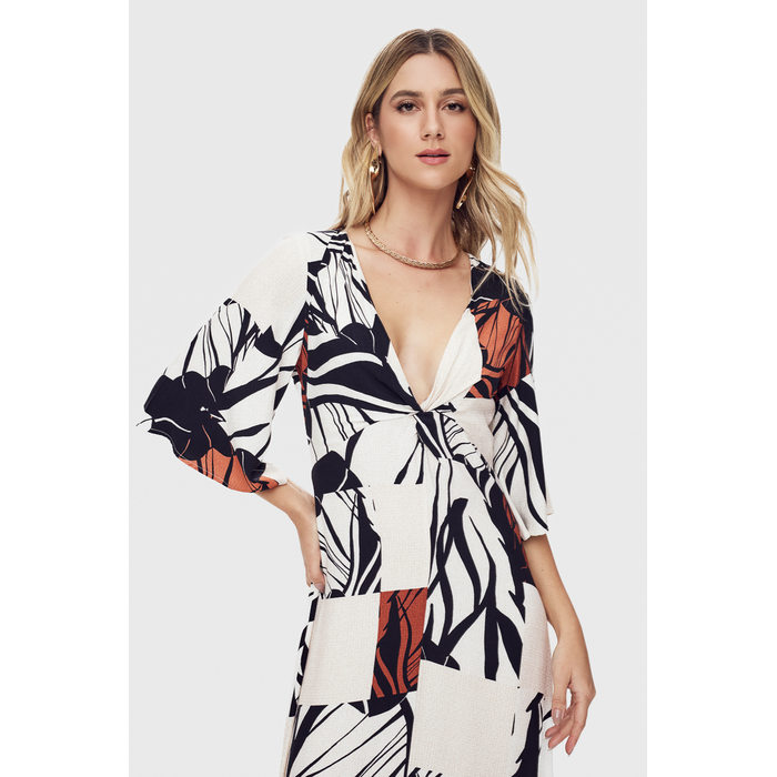 Vestido Flor de Lis Viscose Decote V Detalhe Drapeado Manga Curta Estampa Flores Fechamento Posterio