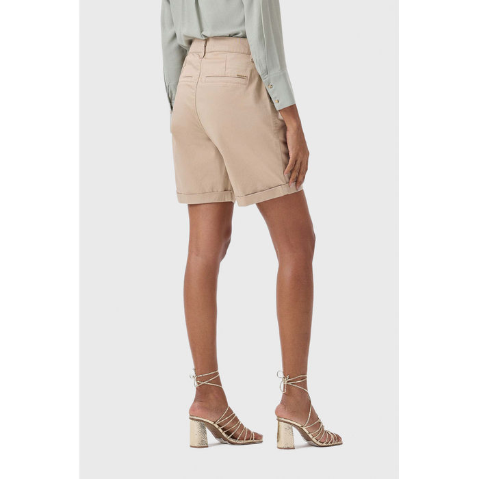 Bermuda Flor de Lis Alfaiataria Algodão Lisa Bolso Faca Barra Dobrada Bege