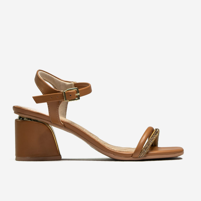 Sandália Ramarim Bico Quadrado Tira Strass Salto Grosso Baixo Detalhe Metal Caramelo