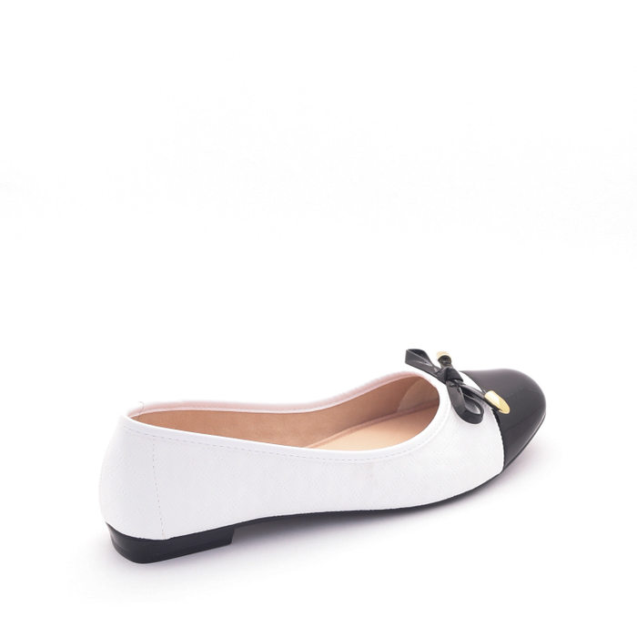 Sapatilha Moleca Bicolor Matelassê Detalhe Laço Biqueira Veniz Branco e Preto