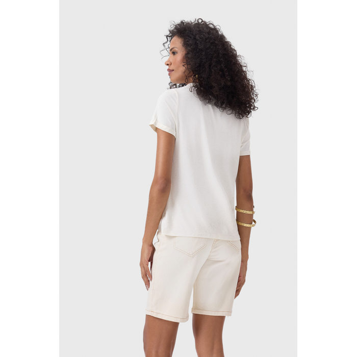 Blusa Flor de Lis Viscose Linho Manga Curta Estampa Folha Detalhe Escrita Bege