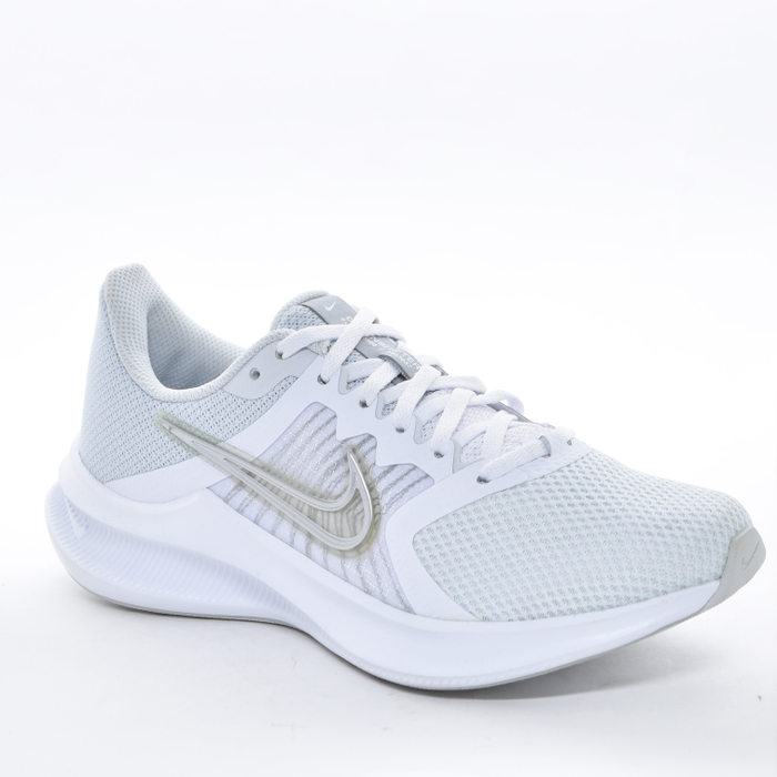 Tênis Nike Downshifter 11 Mesh com Recortes Tela Solado Trabalhado Aplicação Logo Cinza e Branco