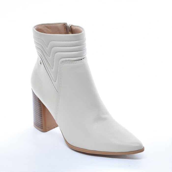 Bota Ramarim Cano Curto Bico Fino Detalhe Costura com Recortes Salto Médio Grosso Off White