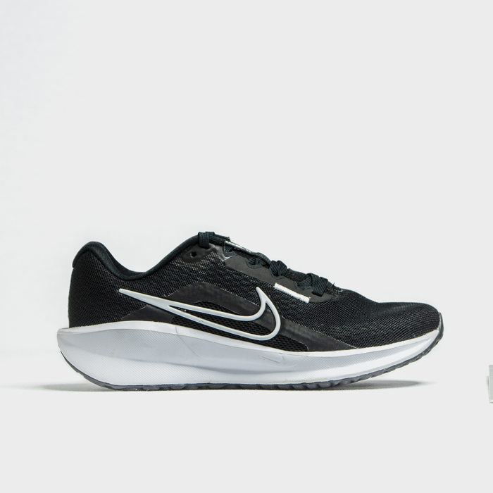 Tênis Nike Downshifter Running 13 Tela Lateral Logo Solado Antiderrapante Preto e Branco