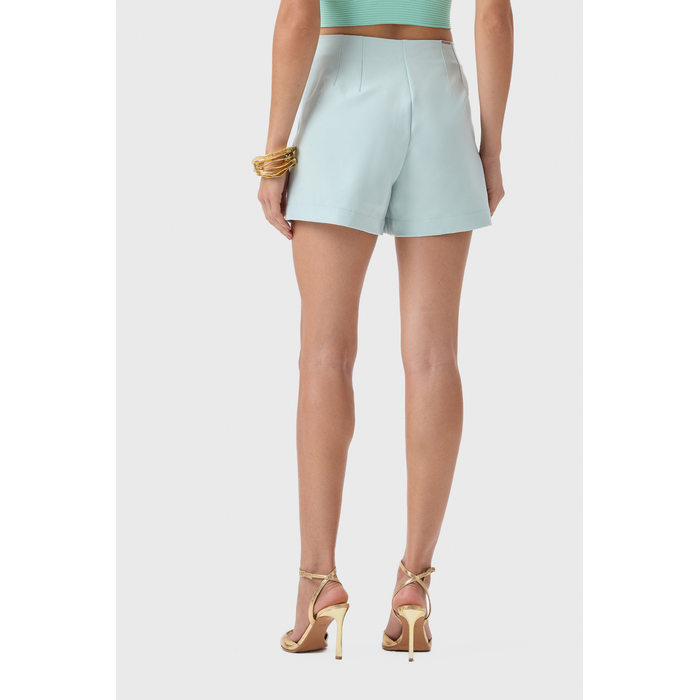 Short Flor de Lis Alfaiataria Poliéster Elastano Liso Detalhe Pregas Bolso Falso Fechamento Lateral