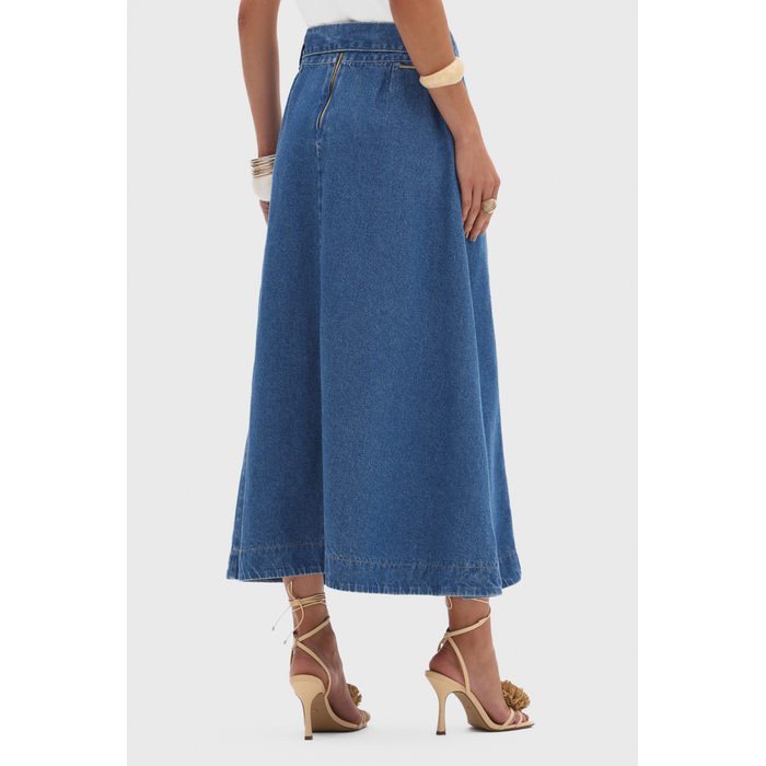 Saia Midi Flor de Lis Jeans Algodão Lisa Bolso Faca Acompanha Cinto Fechamento Posterior Zíper Azul