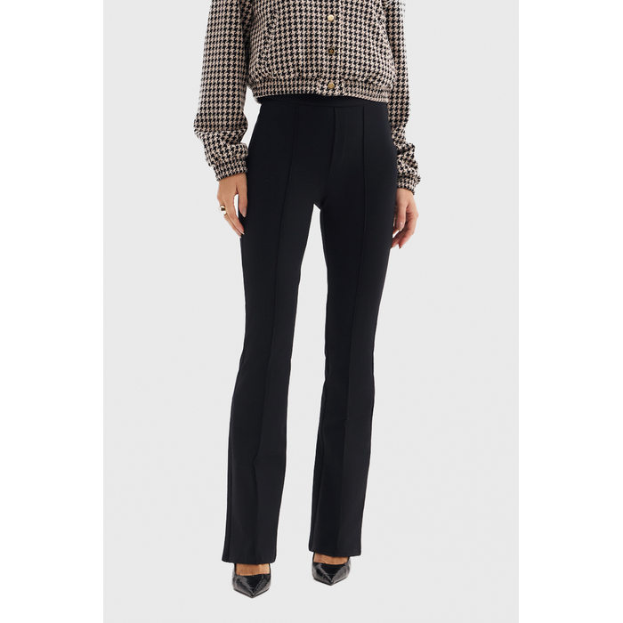 Calça Montaria Flor de Lis Flare VPE Lisa Detalhe Nervura Fechamento Lateral Zíper Preto