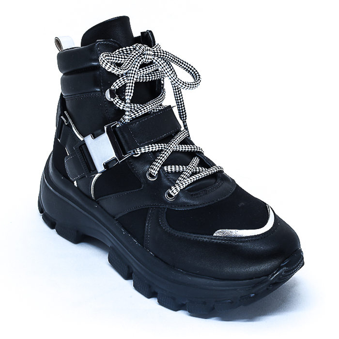 Tênis Abotinado Vizzano Detalhe Fivela com Recortes Laminado Preto e Prata