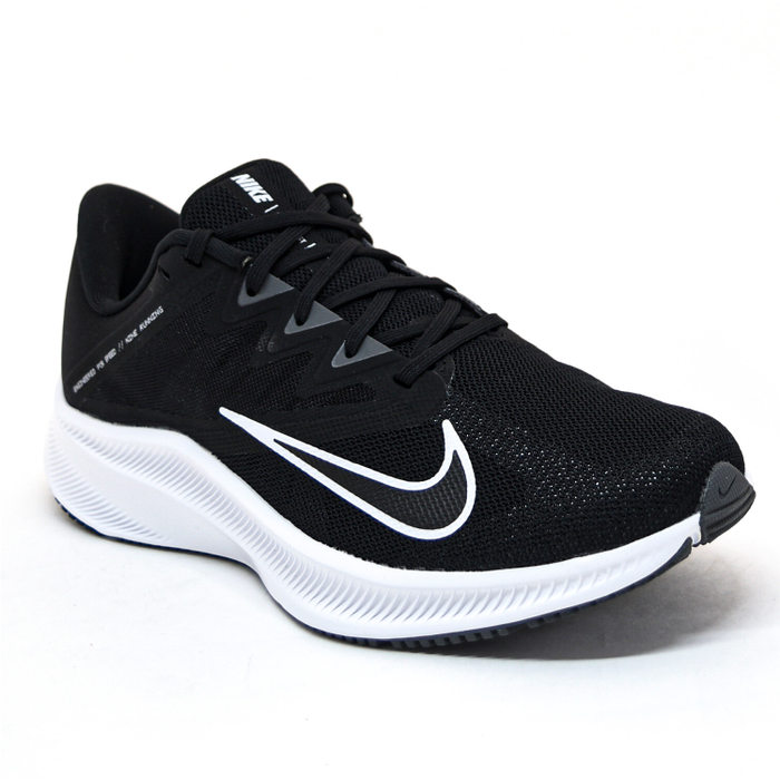 Tênis Nike Quest 3 Tela com Recortes Escrita Preto e Branco