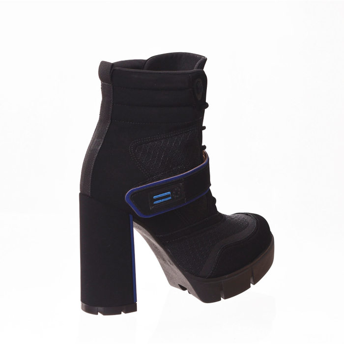 Bota Coturno Bebecê Ankle Boot Nobuck Solado Tratorado Detalhe Vélcro Preta e Azul