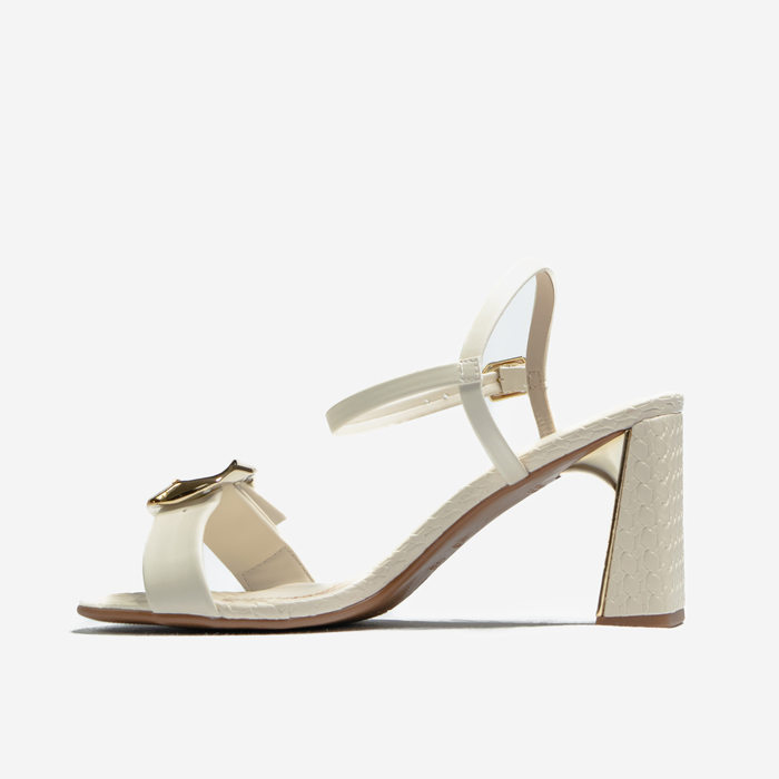Sandália Ramarim Tressê Tira Fivela Ajustável Salto Médio Retângula Detalhe Metal Off White