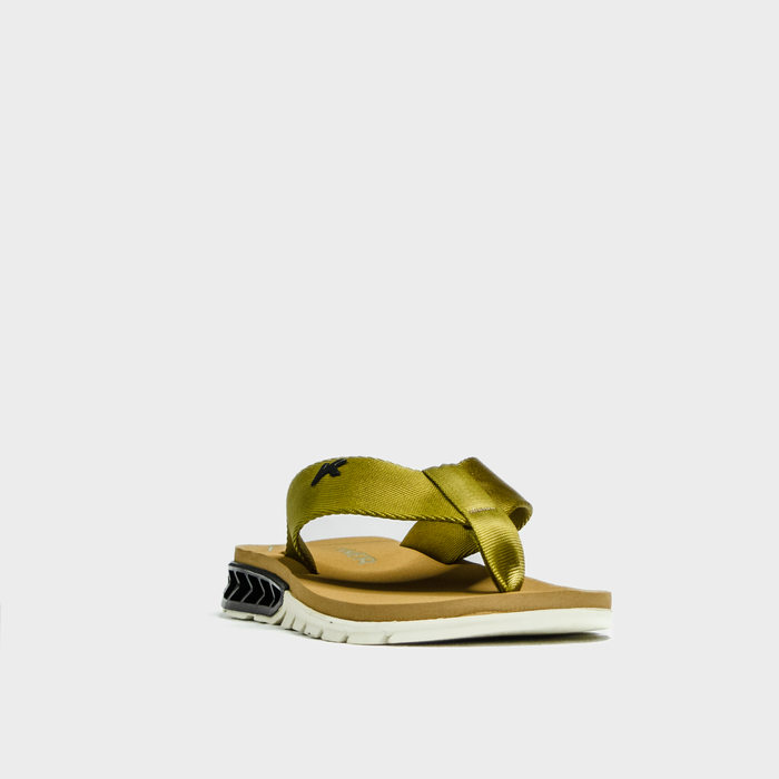 Chinelo Kenner Rakka Bicolor Tira Aplicação Metal Logo Solado Tratorado Bege e Branco