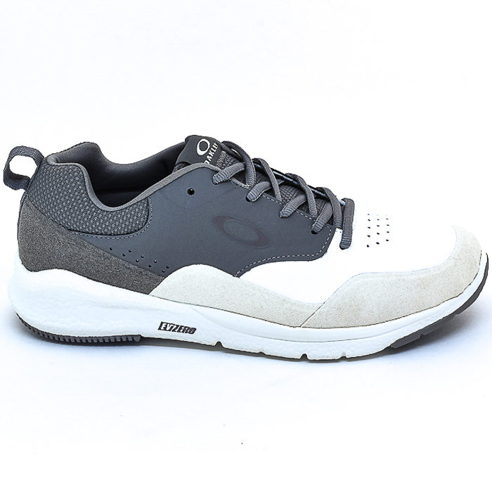 Tênis Jogger Oakley Satellite Evzero Microperfuros com Recortes Solado Trabalhado Cinza e Branco