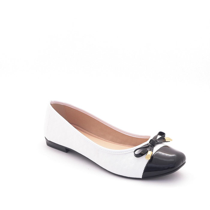 Sapatilha Moleca Bicolor Matelassê Detalhe Laço Biqueira Veniz Branco e Preto