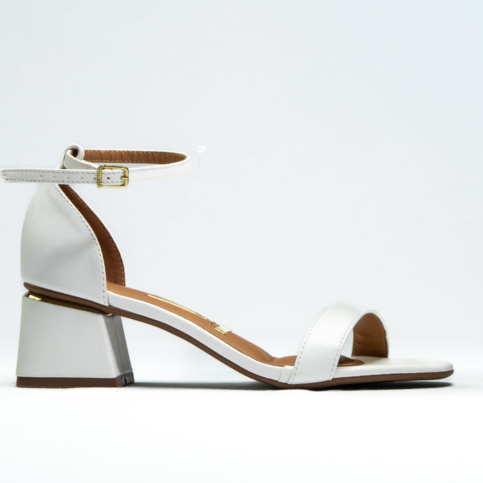 Sandália Vizzano Cabedal Tira Fina Calcanhar Fechado Salto Baixo Quadrado Detalhe Dourado Branco
