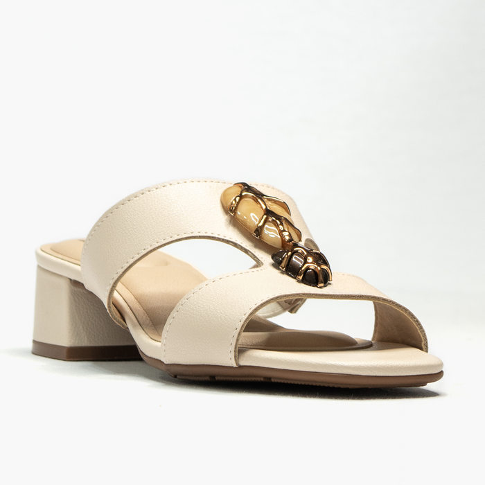 Tamanco Modare Ultra Conforto Tira Grosso Detalhe Pedra Metalizada Salto Grosso Baixo Off White