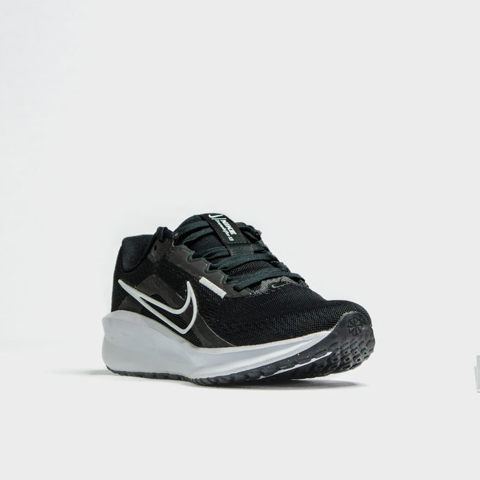 Tênis Nike Downshifter Running 13 Tela Lateral Logo Solado Antiderrapante Preto e Branco