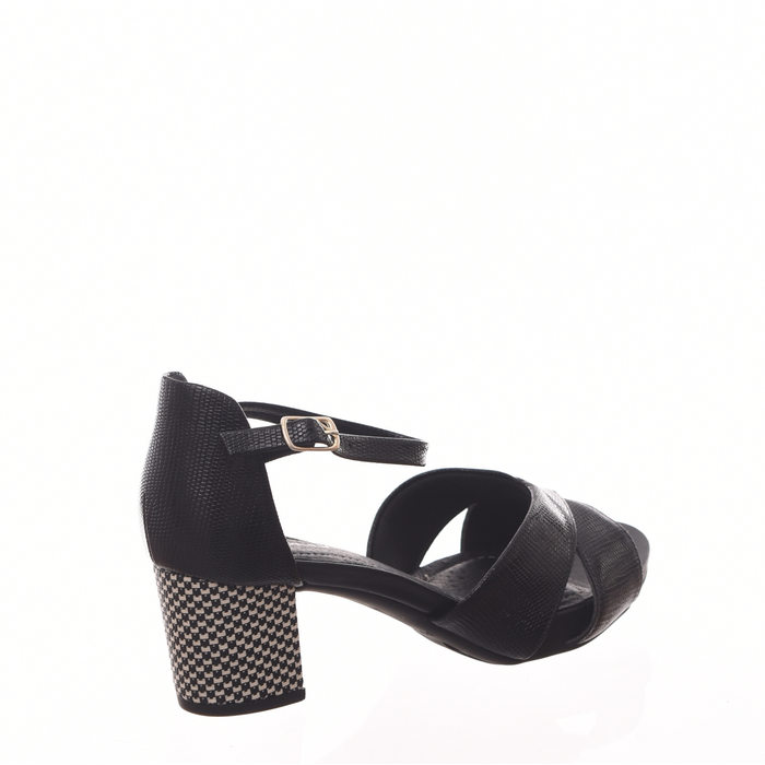 SANDÁLIA PICCADILLY SALTO GROSSO QUADRICULADO VERNIZ PRETA