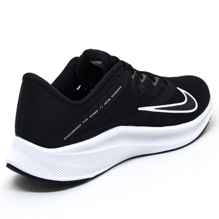 Tênis Nike Quest 3 Tela com Recortes Escrita Preto e Branco