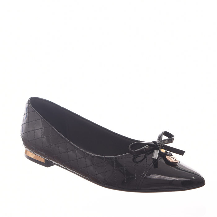 SAPATILHA PICCADILLY MATELASSÊ VERNIZ DETALHE FILETE DOURADO COM LAÇO BICO FINO PRETA
