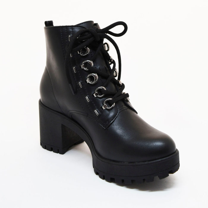 BOTA COTURNO RAMARIM SALTO GROSSO TRATORADO DETALHE METAL PRETA