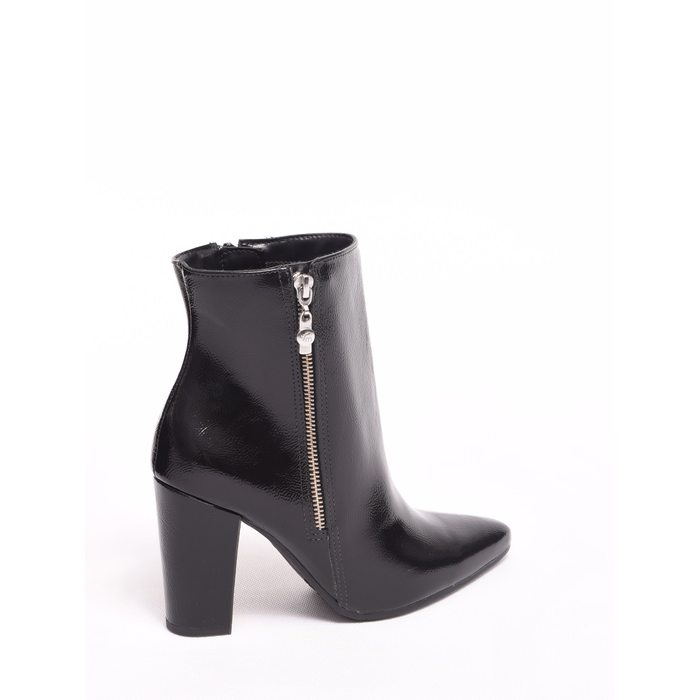 Bota Ankle Boot Via Marte Veniz Molhado Zíper Lateral Bico Fino Preta