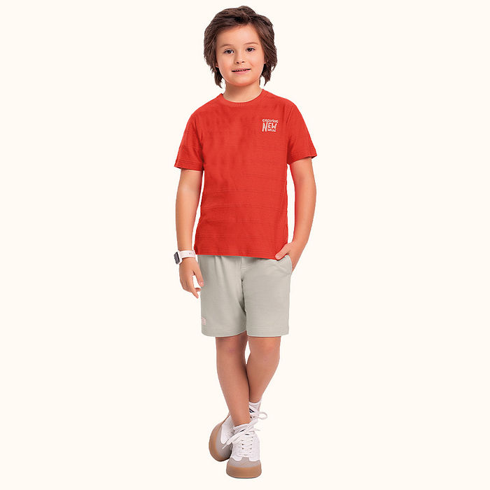 Conjunto camiseta em malha textura corrente com bordado e bermuda em moletinho com bolso funcional