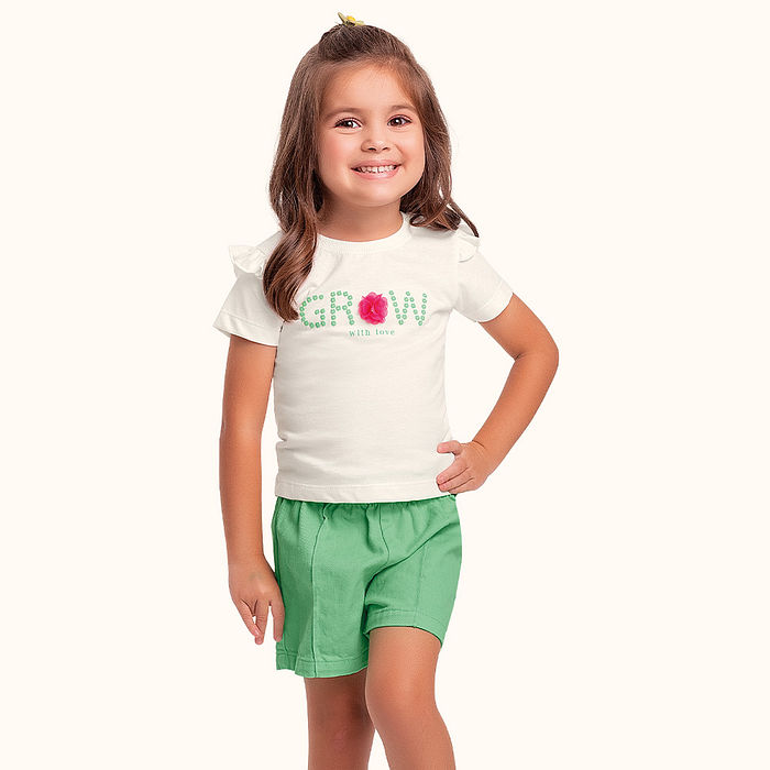 Conjunto blusa em meia malha e short em sarja com aplique decorativo