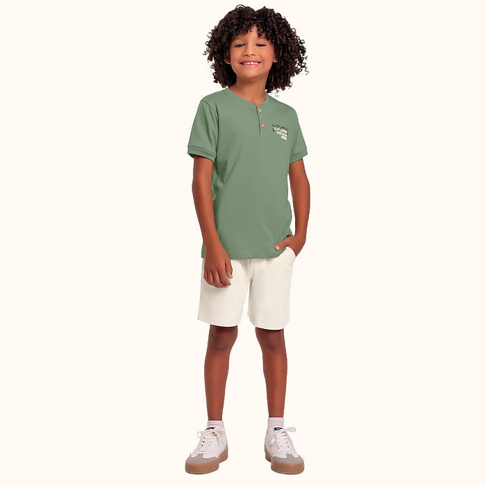 Conjunto camiseta em meia malha e bermuda em moletinho com botão funcional