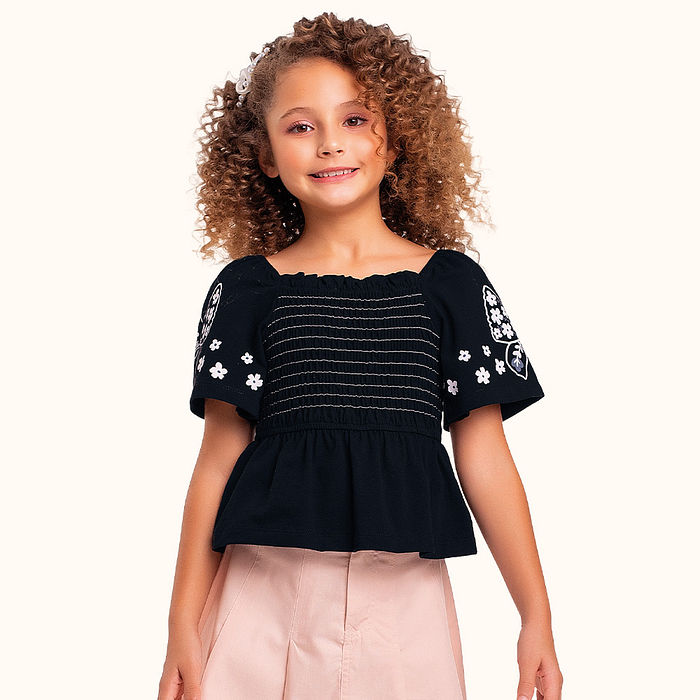 Blusa em cotton leve com lastex e estampa nas mangas