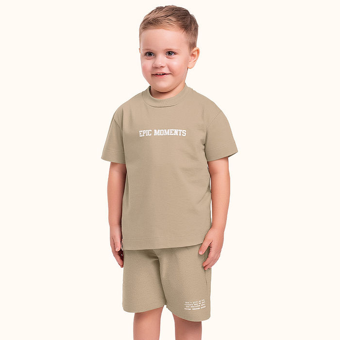 Conjunto camiseta em meia malha com etiqueta decorativa e bermuda em moletinho