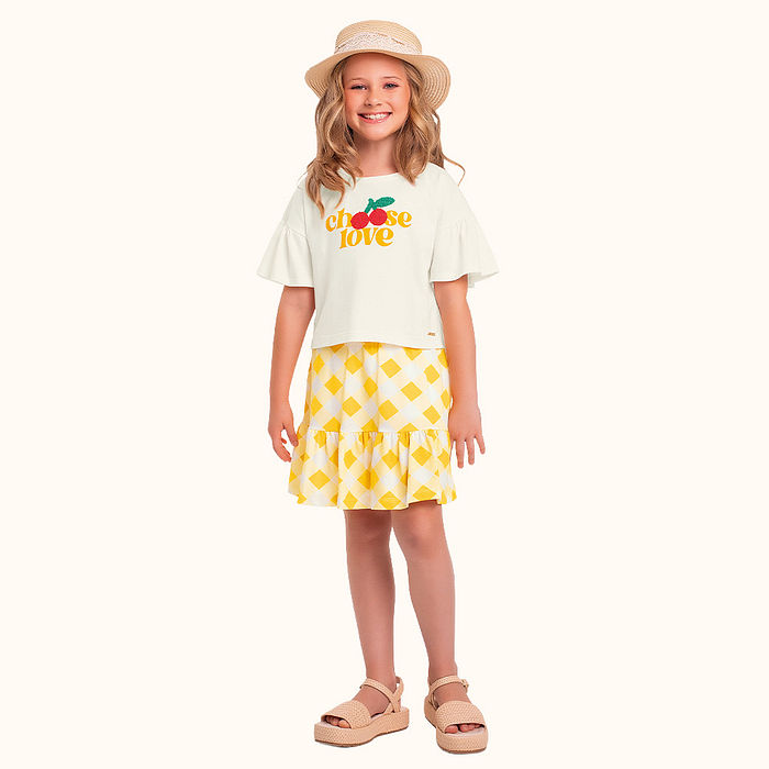 Conjunto blusa em meia malha e short saia em malha favo com bordado