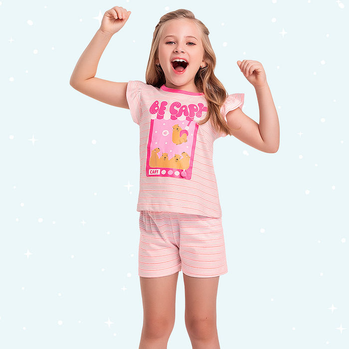 Conjunto pijama infantil blusa e short estampa capivara com pom pom