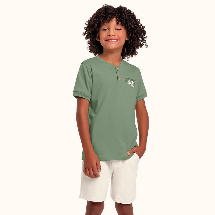 Conjunto camiseta em meia malha e bermuda em moletinho com botão funcional