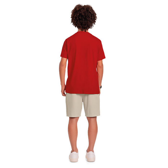 Conjunto camiseta em meia malha e bermuda em sarja com cadarço decorativo.