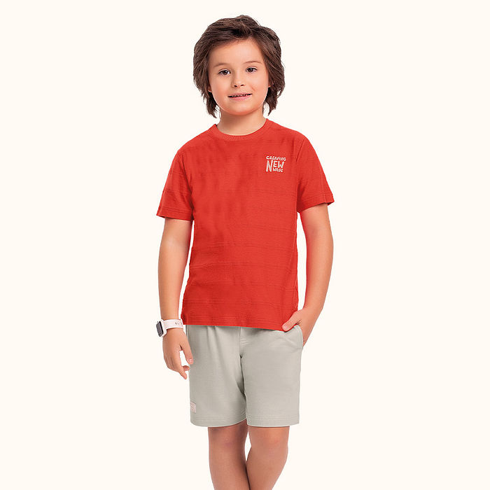 Conjunto camiseta em malha textura corrente com bordado e bermuda em moletinho com bolso funcional