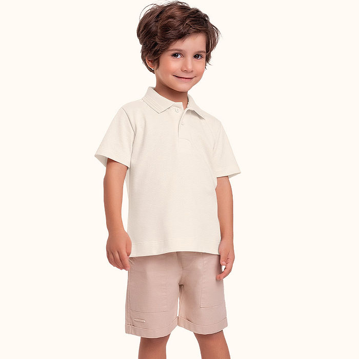 Camisa polo em malha favo com botão funcional