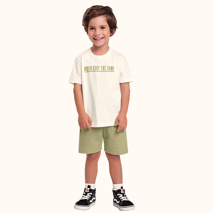 Conjunto camiseta em meia malha e bermuda em moletinho com bolso funcional e cadarço decorativo