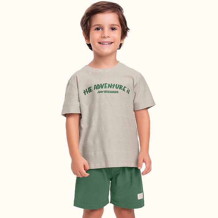 Conjunto camiseta em malha textura corrente e bermuda em moletinho com etiqueta decorativa