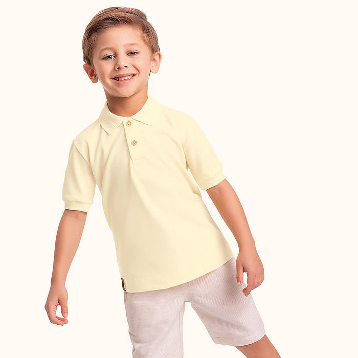 Camisa polo em malha piquet com botão funcional